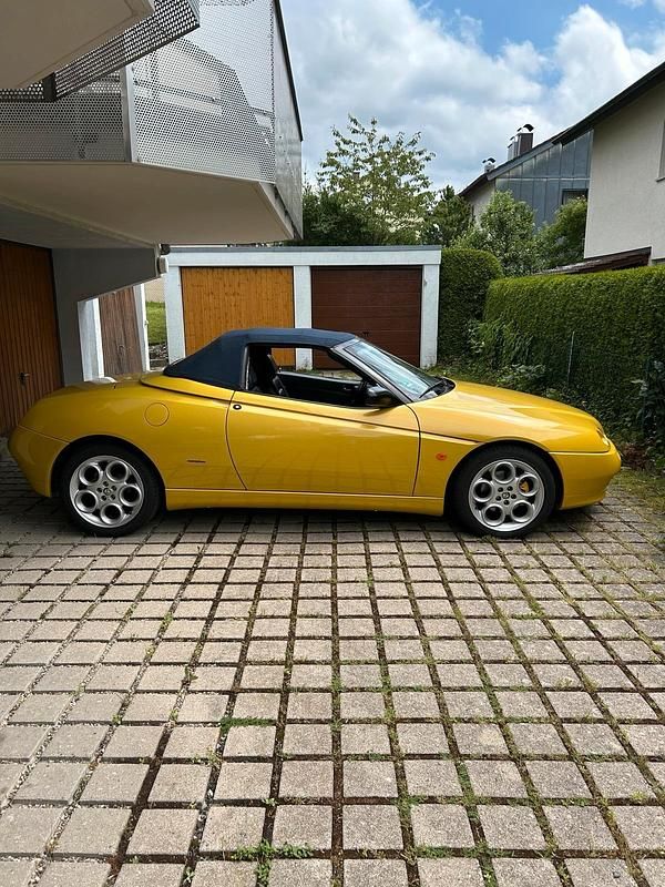 Gebraucht Alfa Romeo Spider 150 PS (110 kW) 1998 Gelb Cabrio