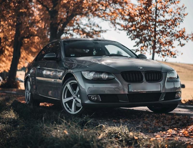 Grau Gebraucht 2008 BMW 320 Coupé | 6.900 € (Fairer Preis) - Bild 1/4