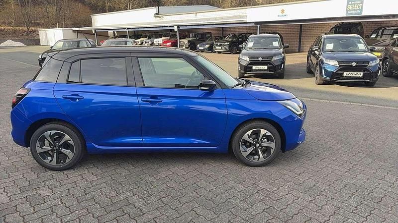 Neu Suzuki Swift Comfort+ 83 PS (61 kW) 2025 Frontier blue pearl/super blac Kleinwagen