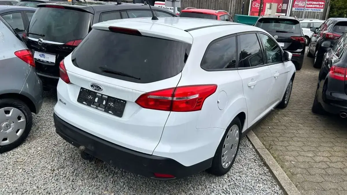 Gebraucht Ford Focus Trend 105 PS (77 kW) 2015 Weiß Kombi