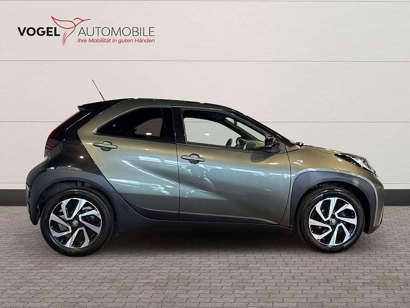 Gebraucht Toyota Aygo Pulse 72 PS (52 kW) 2024 Cardamon green / nig Kleinwagen