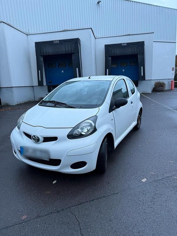 Weiß Gebraucht 2011 Toyota Aygo Kleinwagen | 2.700 € (Fairer Preis) - Bild 1/4