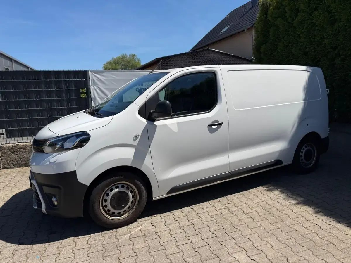 Gebraucht Toyota Proace 120 PS (88 kW) 2021 Weiß Van / Kleinbus
