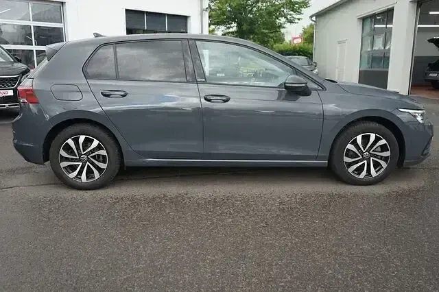 Gebraucht VW Golf VIII Active 150 PS (110 kW) 2023 Grau Limousine