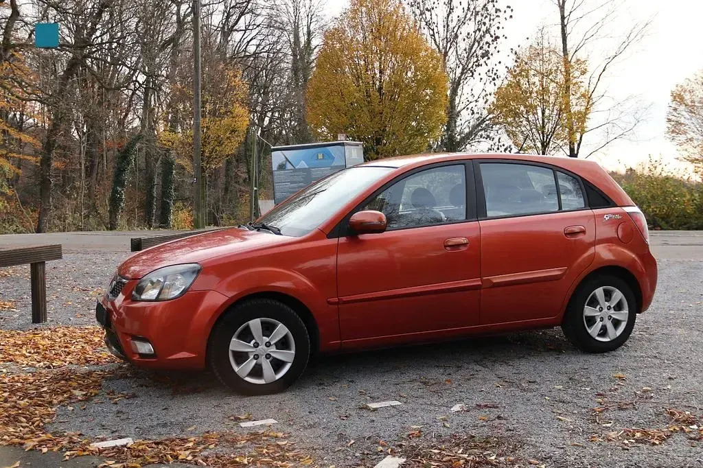 Gebraucht Kia Rio Vision 97 PS (71 kW) 2010 Orange Limousine