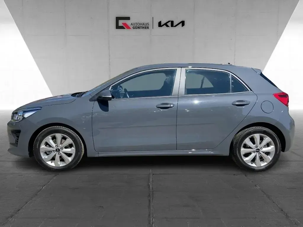 Używany Kia Rio Vision 101 KM (74 kW) 2023 Szary Sedan/Limuzyna