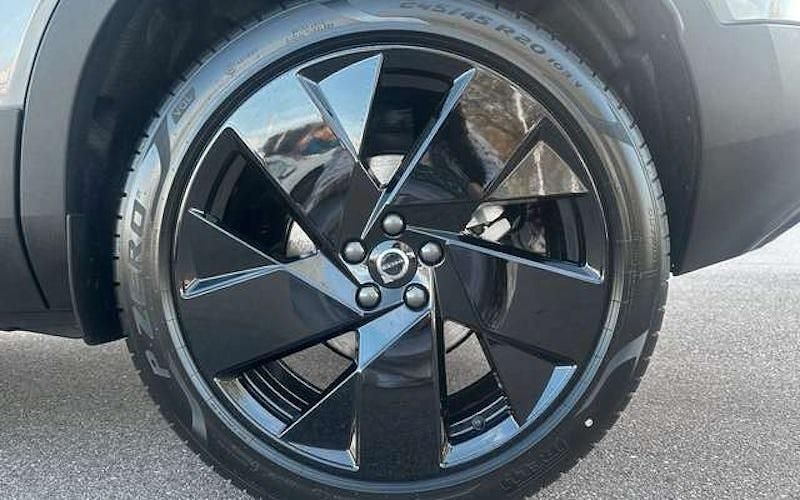 Neu Volvo XC40 Plus 163 PS (119 kW) 2025 Grau SUV