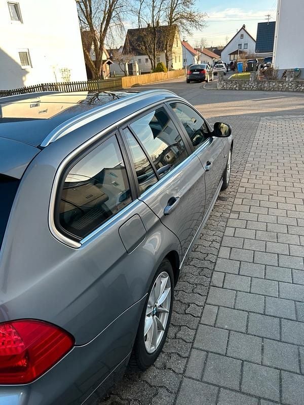 Gebraucht BMW 320 184 PS (135 kW) 2011 Grau Kombi