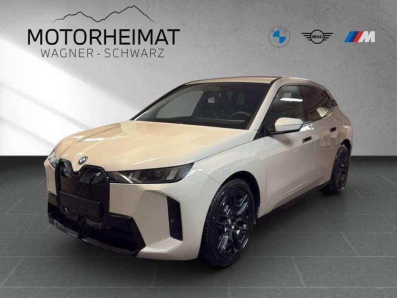Dune grey Neu 2025 BMW iX Sport Line SUV | 84.745 € (Superpreis) - Bild 1/3