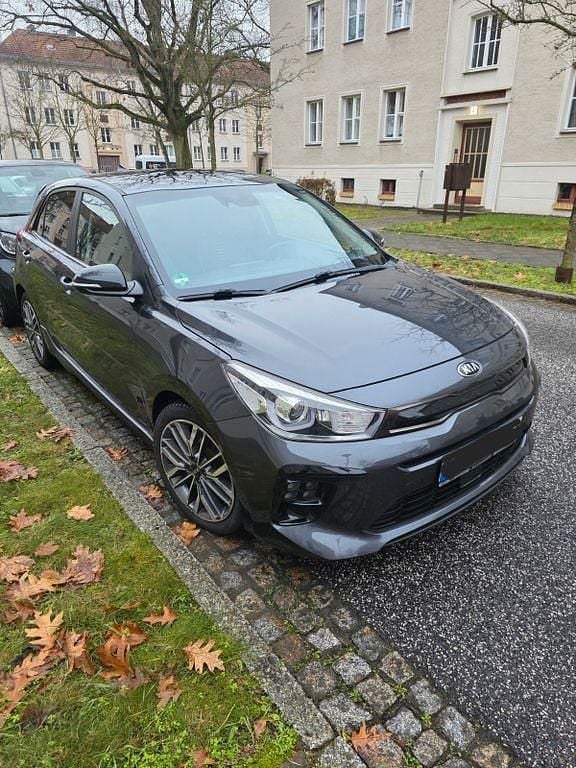Grau Gebraucht 2018 Kia Rio GT-Line Limousine | 11.000 € (Superpreis) - Bild 1/4