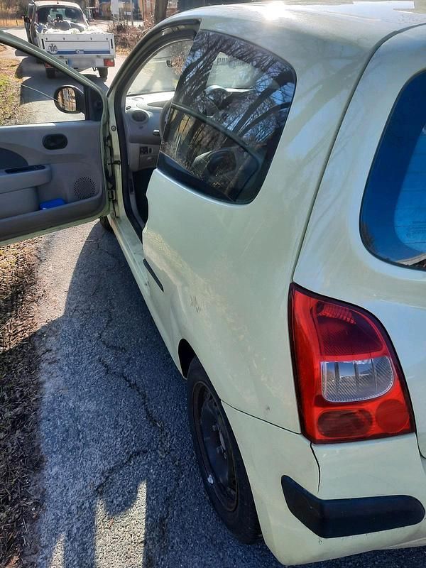 Second-hand Renault Twingo 2009 Galben Hatchback