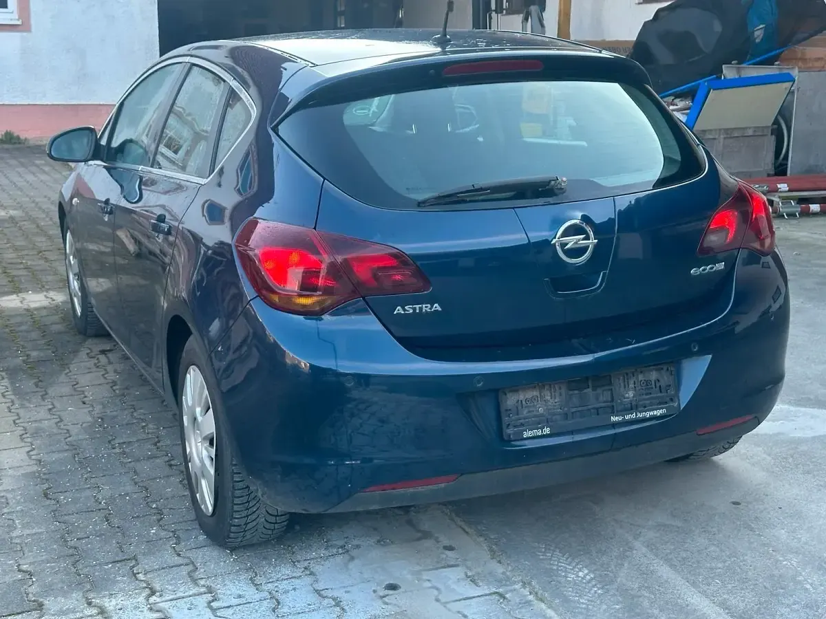 Gebraucht Opel Astra 101 PS (74 kW) 2010 Blau Limousine