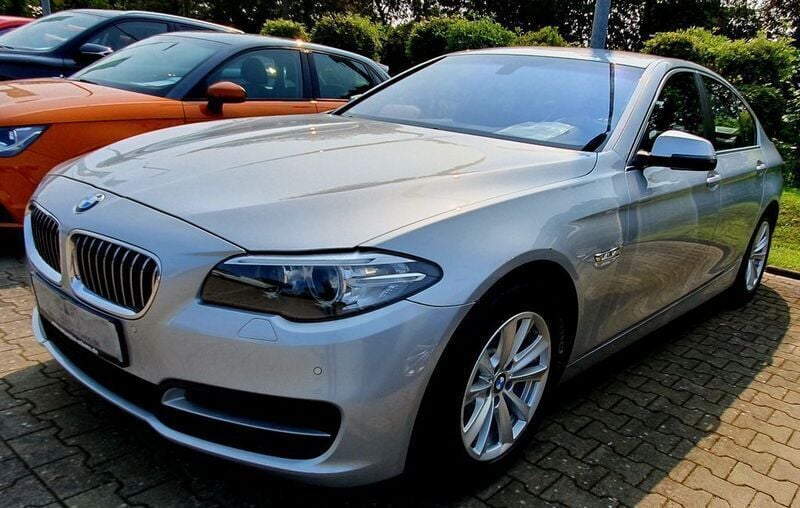 Glaciersilber metallic Gebraucht 2015 BMW 520 Performance Limousine | 17.610 € (Teuer) - Bild 1/4