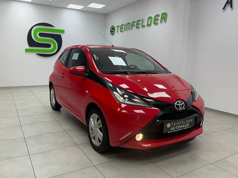 Rot Gebraucht 2014 Toyota Aygo X-play Kleinwagen | 7.490 € (Fairer Preis) - Bild 1/4