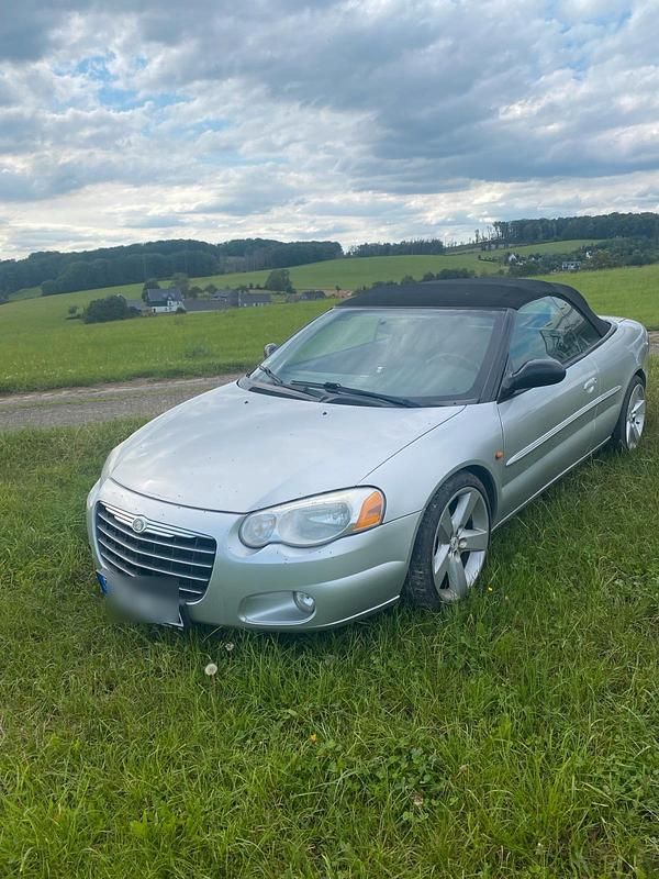 Silber Gebraucht 2025 Chrysler Sebring Limousine | 3.700 € - Bild 1/4