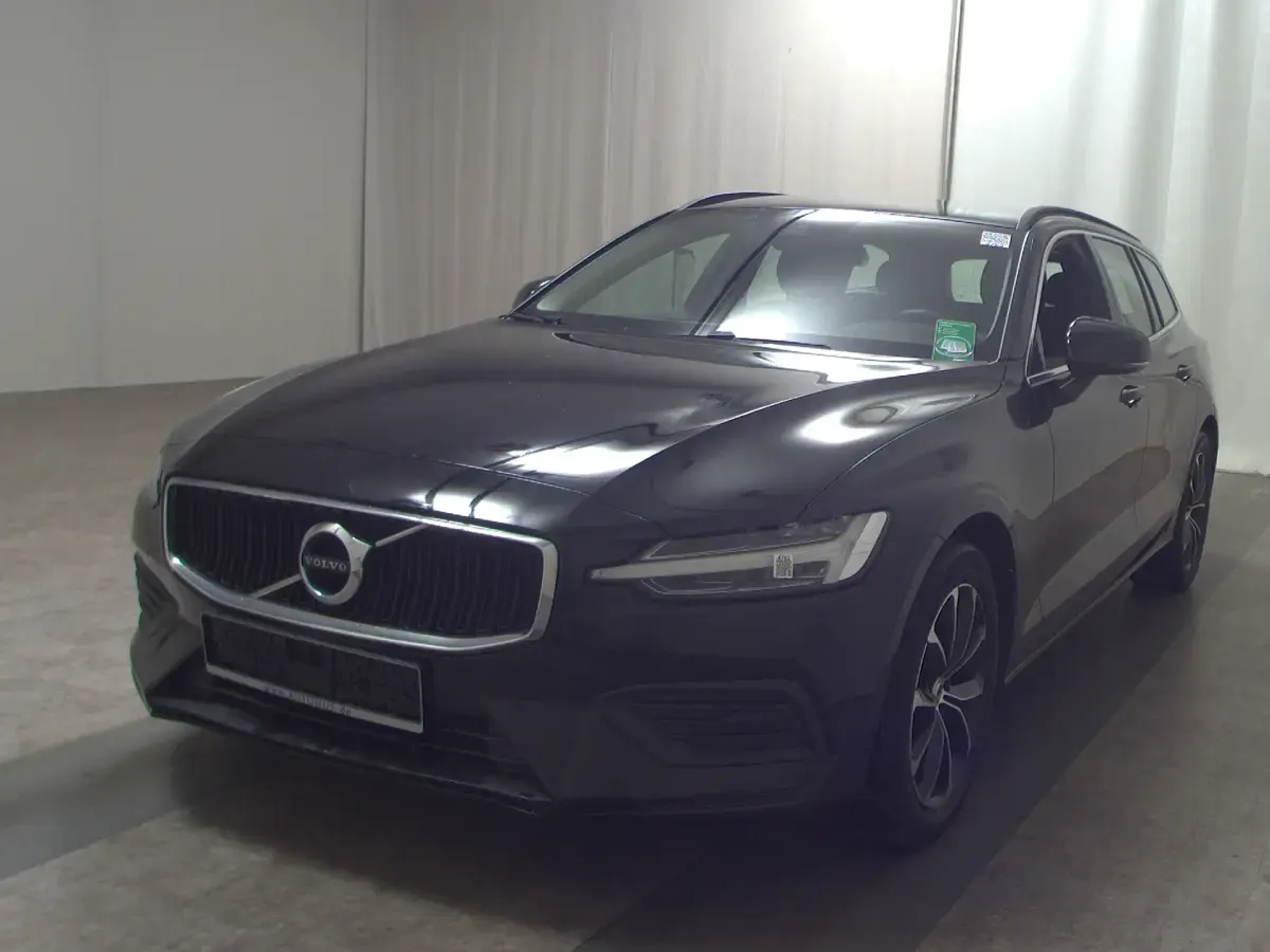 Gebraucht Volvo V60 Momentum 197 PS (144 kW) 2021 Schwarz Kombi