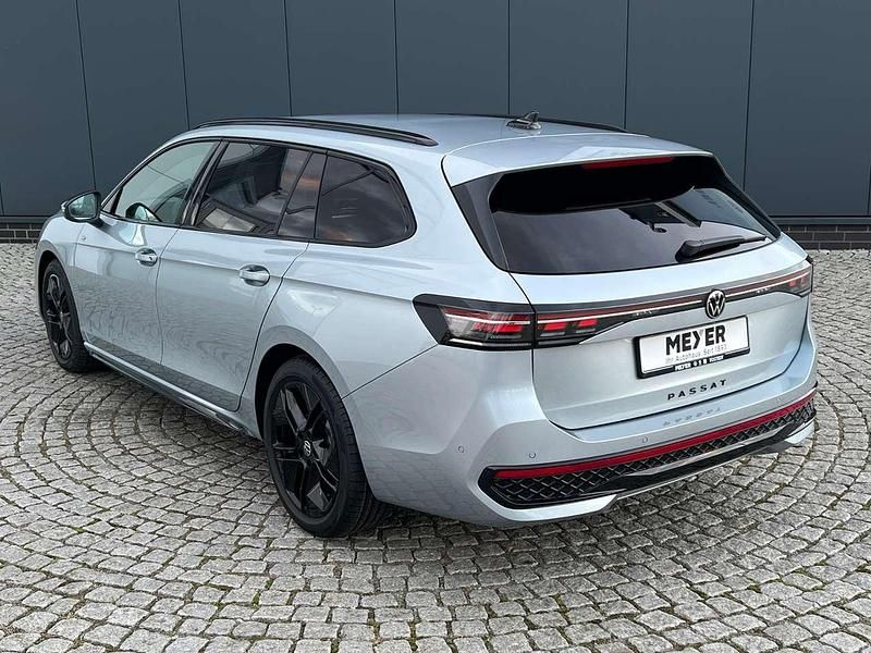 Neu VW Passat Style 193 PS (141 kW) 2026 Oyster silver metallic Kombi