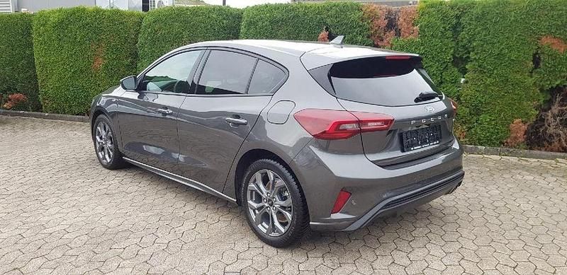 Gebraucht Ford Focus ST-Line 125 PS (91 kW) 2023 Magneticgrau (metallic) Limousine