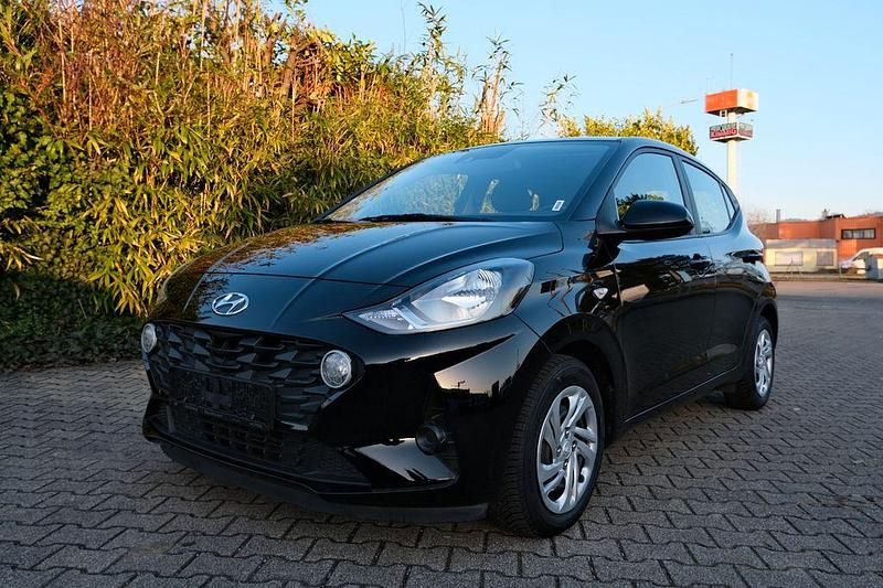 Gebraucht Hyundai i10 Select 67 PS (49 kW) 2023 Schwarz Kleinwagen