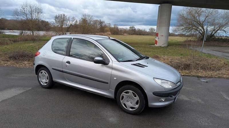 Gebraucht Peugeot 206 60 PS (44 kW) 1999 Silber Kleinwagen