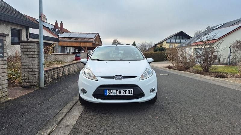 Gebraucht Ford Fiesta Titanium 97 PS (71 kW) 2011 Weiß Kleinwagen