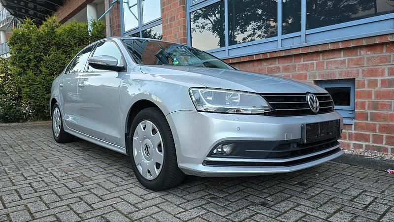 Silber Gebraucht 2015 VW Jetta Limousine | 8.290 € (Fairer Preis) - Bild 1/4