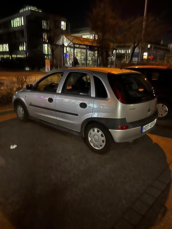 Silber Gebraucht 2003 Opel Corsa Kleinwagen | 1.800 € (Etwas zu teuer) - Bild 1/2