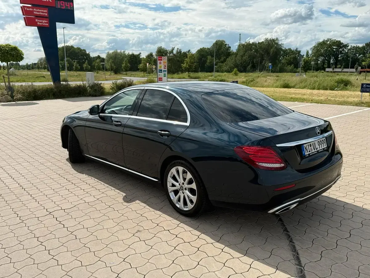 Gebraucht Mercedes E200 184 PS (135 kW) 2018 Blau Limousine