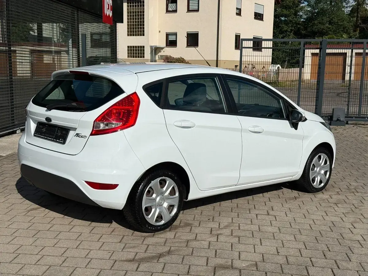 Gebraucht Ford Fiesta Trend 60 PS (44 kW) 2012 Weiß Kleinwagen