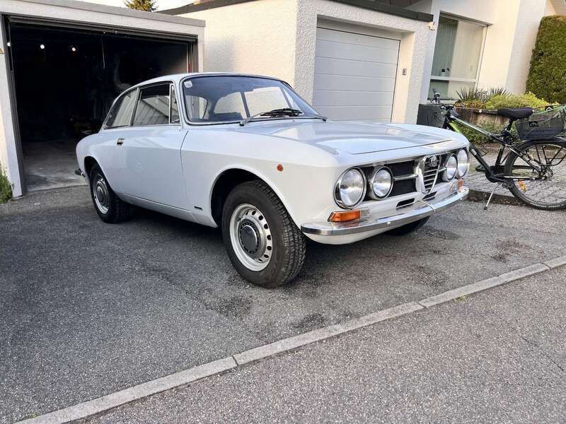 Weiß Gebraucht 1971 Alfa Romeo 1750 Veloce Limousine | 39.900 € - Bild 1/4