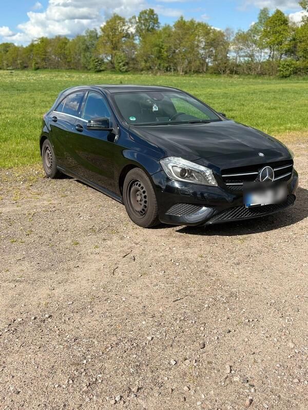 Schwarz Gebraucht 2012 Mercedes A180 Kleinwagen | 7.300 € (Guter Preis) - Bild 1/4