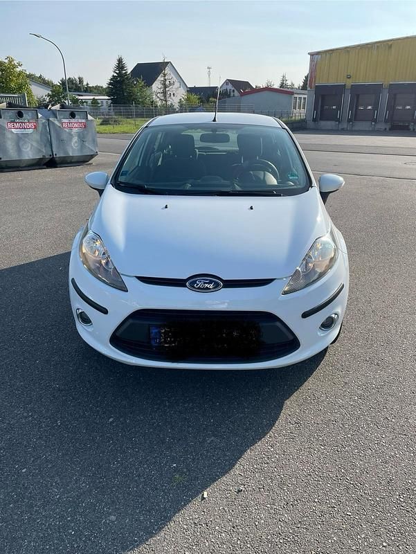 Weiß Gebraucht 2012 Ford Fiesta Kleinwagen | 5.490 € (Fairer Preis) - Bild 1/4