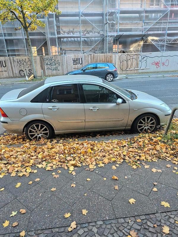 Silber Gebraucht 2001 Ford Focus Limousine | 1.400 € - Bild 1/4