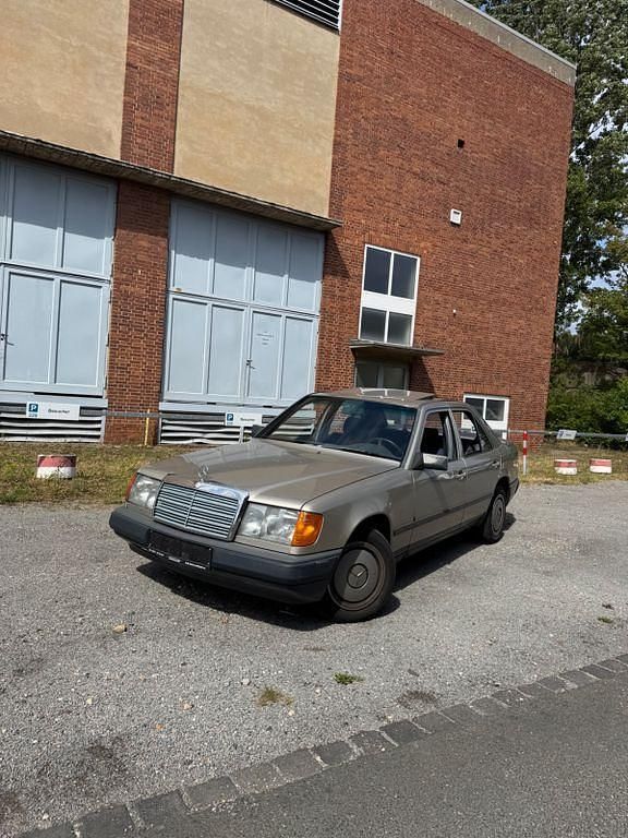 Beige Gebraucht 1985 Mercedes E230 Limousine | 3.290 € - Bild 1/4