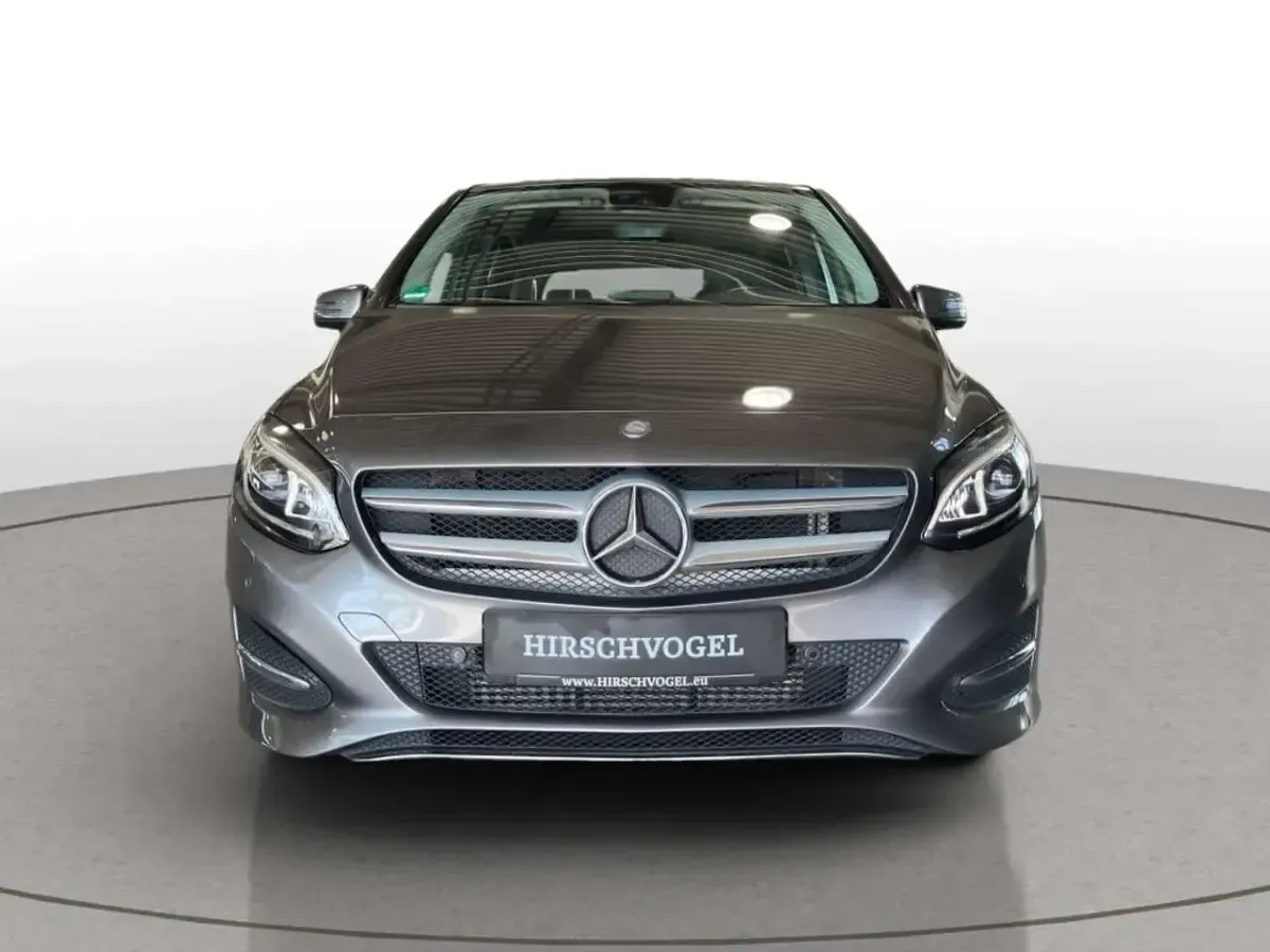 Gebraucht Mercedes B200 Urban 136 PS (100 kW) 2016 Metalliclack mountaingrau Kleinwagen