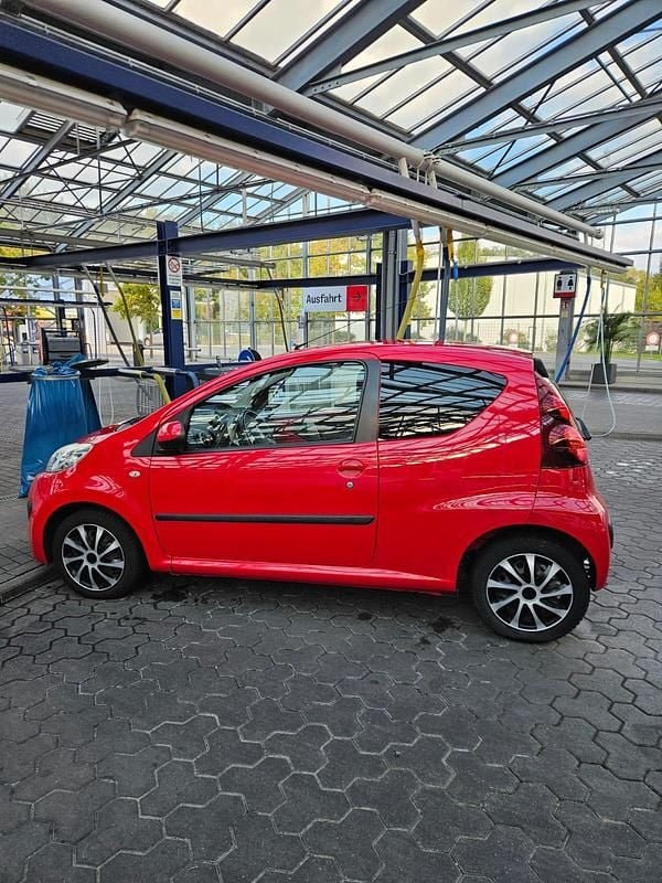 Rot Gebraucht 2014 Peugeot 107 Kleinwagen | 3.500 € (Fairer Preis) - Bild 1/4