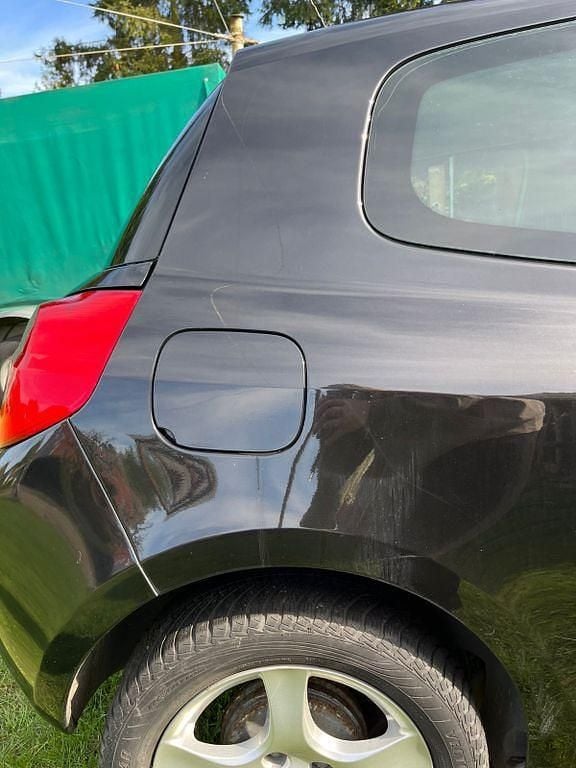 Second-hand Renault Clio II Expression 75 CP (55 kW) 2005 Negru Berlinǎ