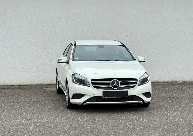 Weiß Gebraucht 2014 Mercedes 180 Limousine | 9.299 € (Guter Preis) - Bild 1/4