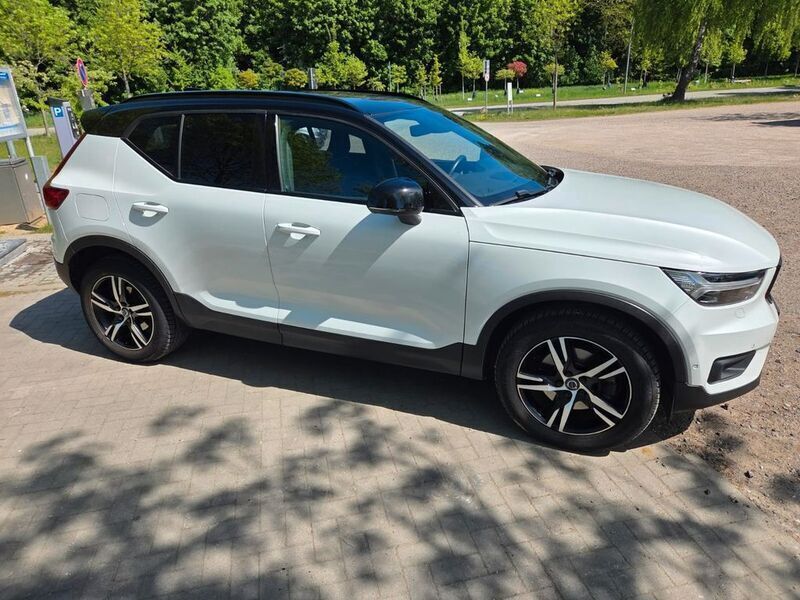 Weiß Gebraucht 2018 Volvo XC40 R-Design SUV | 26.900 € (Fairer Preis) - Bild 1/4