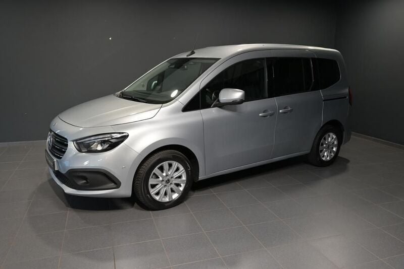 Helvinsilber metallic Gebraucht 2023 Mercedes T180 Progressive Van / Kleinbus | 26.380 € (Fairer Preis) - Bild 1/4