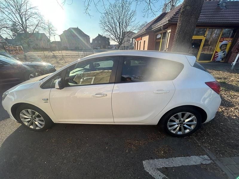 Gebraucht Opel Astra 105 PS (77 kW) 2013 Weiß Kleinwagen