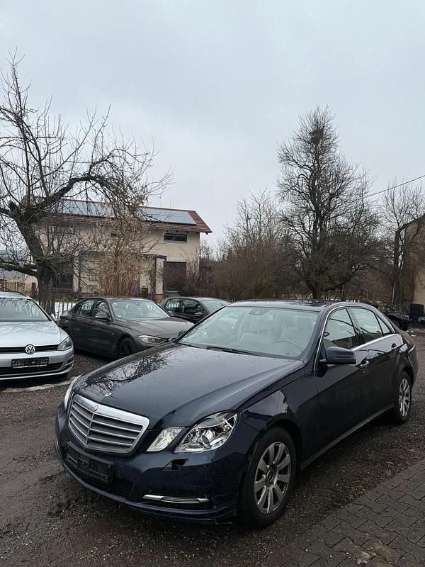Blau Gebraucht 2013 Mercedes E220 Limousine | 8.900 € (Superpreis) - Bild 1/4
