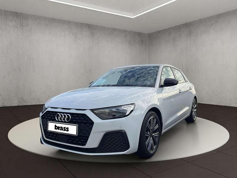 Gletscherweiß metallic/mythoss Gebraucht 2022 Audi A1 Limousine | 18.800 € - Bild 1/4