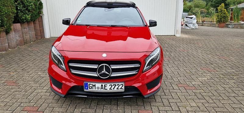 Rot Gebraucht 2014 Mercedes GLA220 AMG line SUV | 18.500 € - Bild 1/4