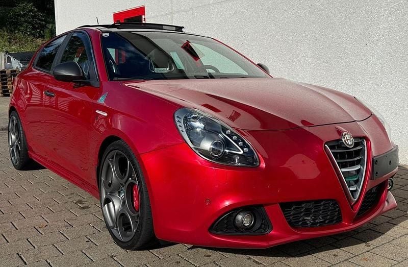 Rot Gebraucht 2015 Alfa Romeo Giulietta Quadrifoglio Verde Kleinwagen | 10.490 € (Guter Preis) - Bild 1/4