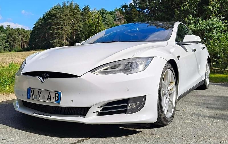 Weiß Gebraucht 2015 Tesla Model S Performance Limousine | 24.500 € (Fairer Preis) - Bild 1/4