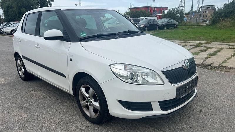 Weiß Gebraucht 2012 Skoda Fabia Family Limousine | 2.300 € (Superpreis) - Bild 1/4
