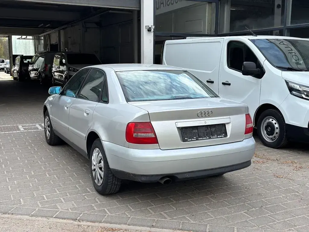Usado Audi A4 101 HP (74 kW) 2000 Cinzento Sedan