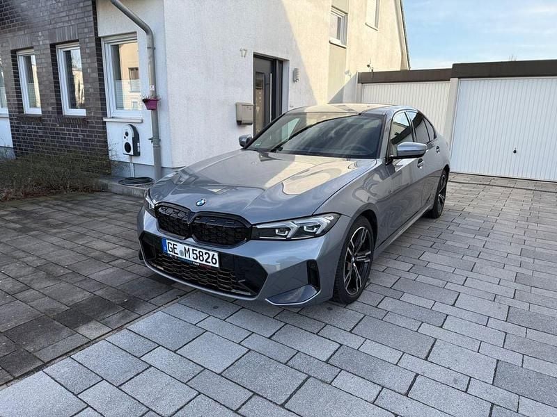 Grau Gebraucht 2024 BMW 318 M Sport Limousine | 31.649 € (Superpreis) - Bild 1/4
