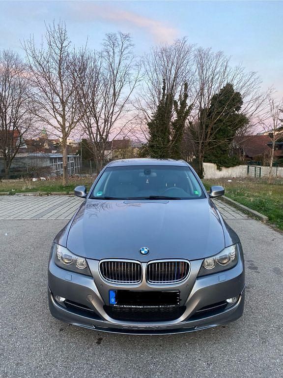 Grau Gebraucht 2009 BMW 330 Sport Line Limousine | 9.400 € (Fairer Preis) - Bild 1/4